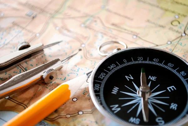 Kompass och penna på kartan — Stockfoto