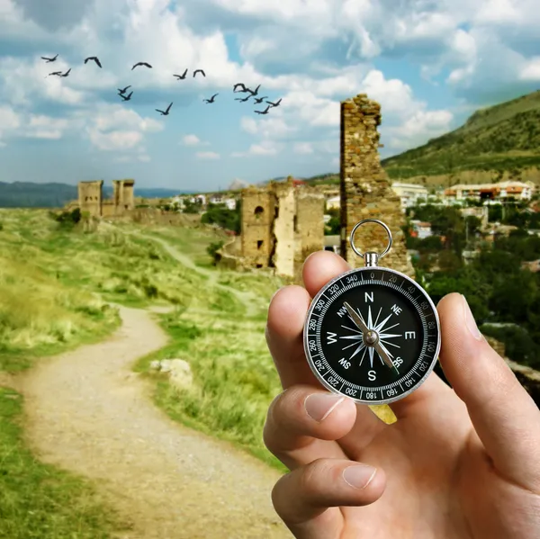 Man using a compass while sightseeing abroad — Stock Photo, Image