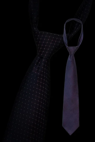 Dvě klasické hedvábnou kravatou s tečkou vzorem na černém pozadí — Stock fotografie