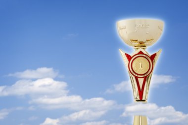 Mavi gökyüzü karşı Altın Kupa
