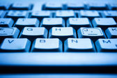 Počítačová klávesnice v modré světlo