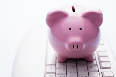 bilgisayar klavyesindeki pembe kumbara