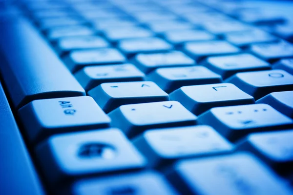 Teclado de computador em luz azul — Fotografia de Stock