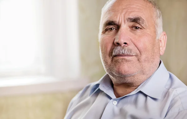 Pensionerade ledande man ser tonföljd på kameran — Stockfoto