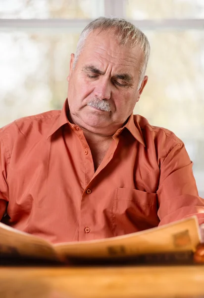 Caucasian senior man reading the daily newspaper — Stock Photo, Image