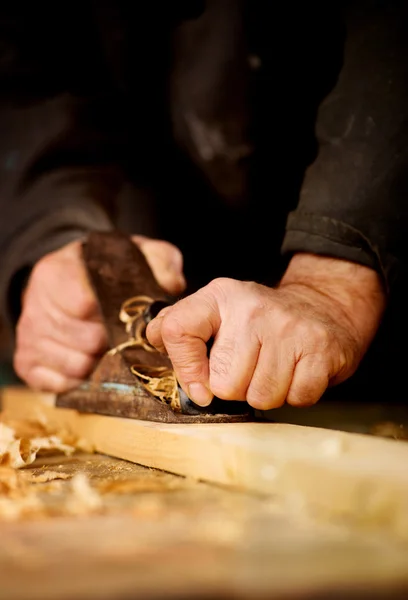 Ανώτερος άνθρωπος κάνει επεξεργασίας ξύλου — Φωτογραφία Αρχείου