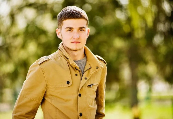 Jeune homme heureux à l'extérieur — Photo