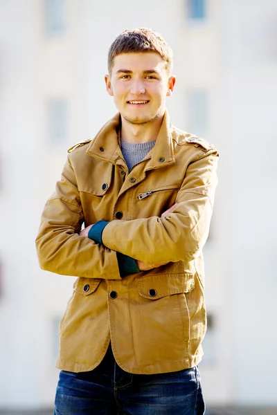 Junger glücklicher Mann im Freien — Stockfoto