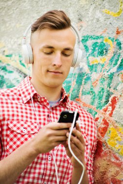 mutlu yakışıklı bir adam onun müzik keyfi