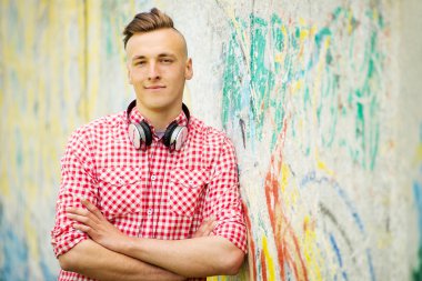 modern bir saç modeli ile kalça genç adam