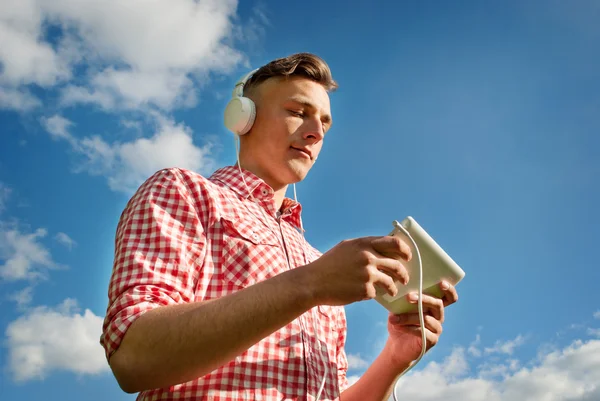 Uomo che ascolta musica sul suo lettore MP3 — Foto Stock