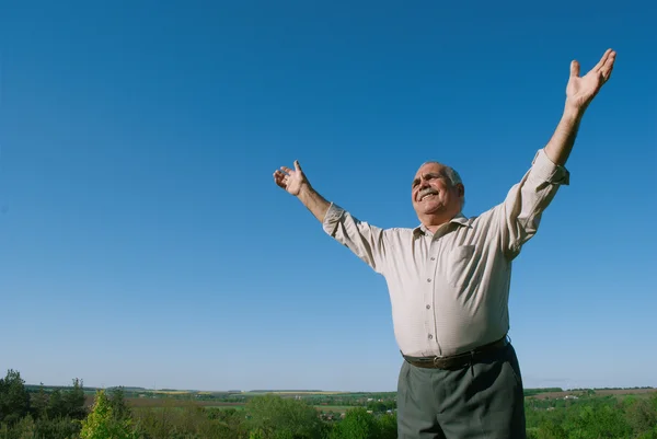 Happy senior man rejoicing in nature — Stock Photo, Image