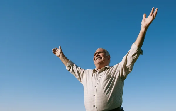 Hombre jubilado mayor regocijándose en el sol — Foto de Stock