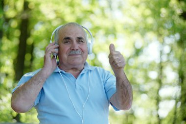 müzik kıdemli mutlu bir adam