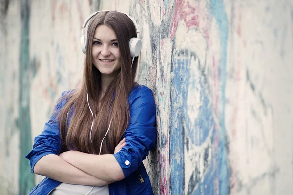 Улыбающаяся уверенная молодая женщина, слушающая музыку — стоковое фото
