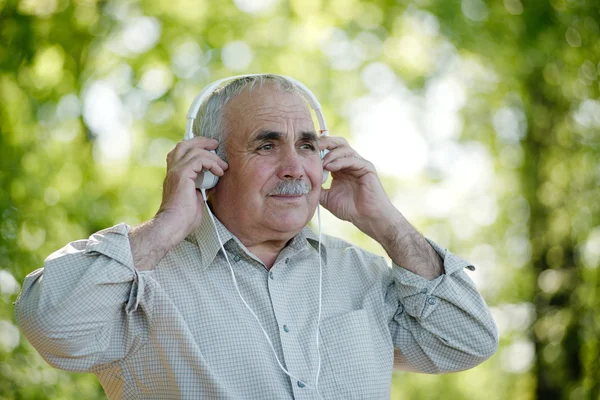 Senior man concentrating on his music — Stock Photo, Image