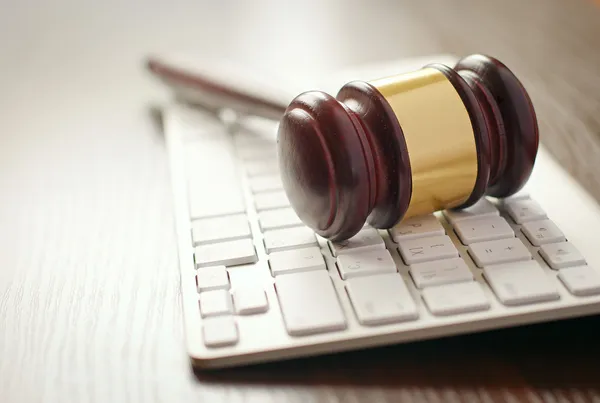 Martillo de madera en un teclado de ordenador — Foto de Stock