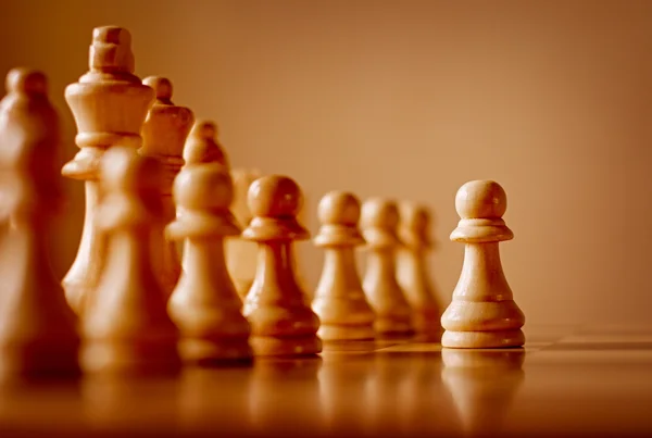 Peças de xadrez de madeira em um tabuleiro de xadrez — Fotografia de Stock