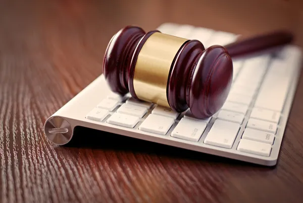 Jueces de madera martillo en un teclado de computadora — Foto de Stock