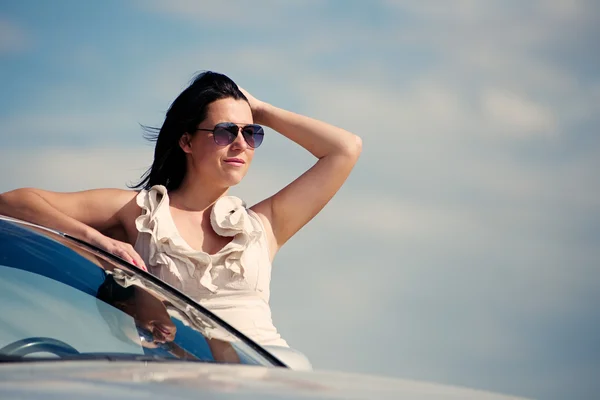 Fille élégante et voiture Photos De Stock Libres De Droits