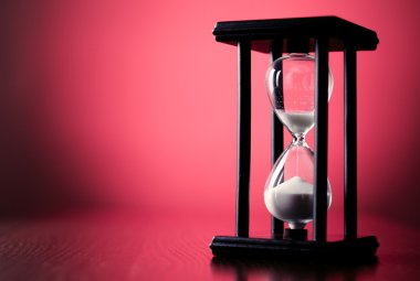 yumurta zamanlayıcı veya kırmızı bir arka plan üzerinde kum saati