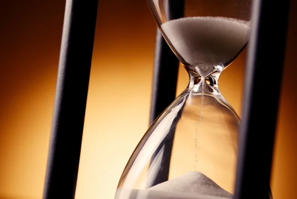 Sand running through an egg timer or hourglass — Stock Photo, Image