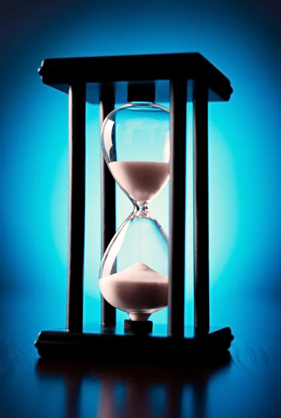 Timer uovo con sabbia che scorre attraverso — Foto Stock