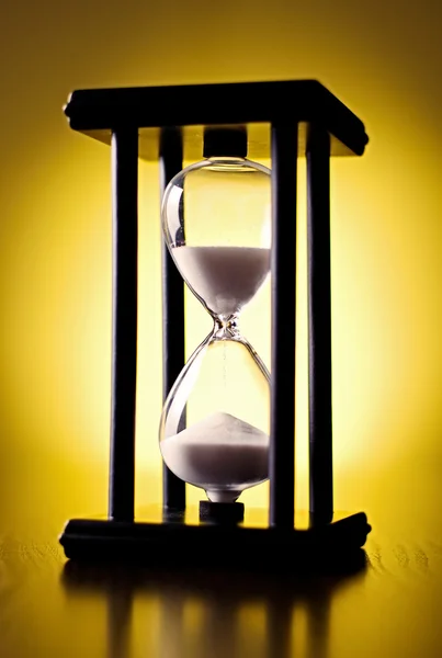 Timglas som räknar ner tiden — Stockfoto
