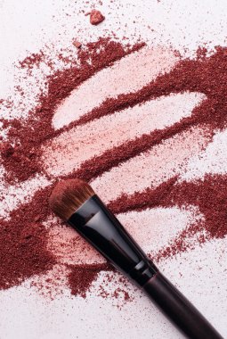 kalıcı makyaj toz fırçası ile yakın çekim