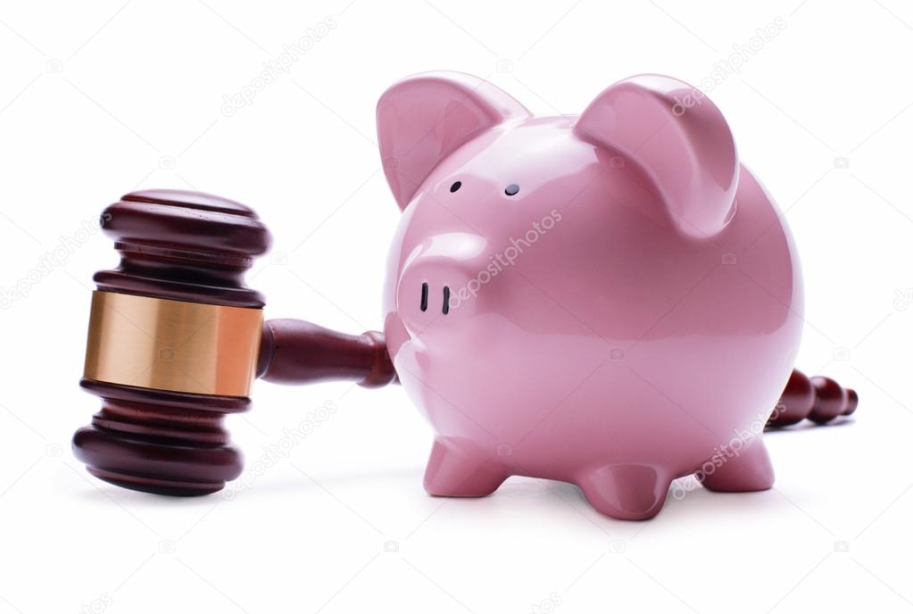 Piggy bank next to a wooden judge gavel