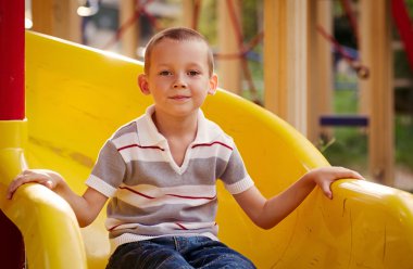 çekici küçük çocuk bahçesinde bir slaytta