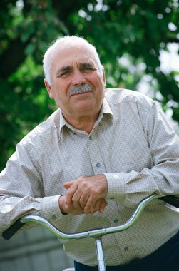 Komuta sizde onun bisiklet gidon üzerinde yaslanmış