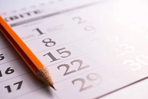 Close-up de um lápis na página de um calendário — Fotografia de Stock