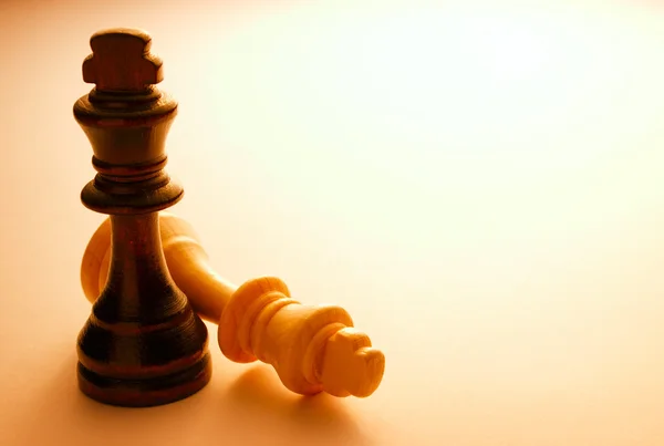 Svart och vit kung schackpjäser — Stockfoto
