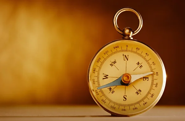 Magnetisk kompass mot en vintage bakgrund — Stockfoto