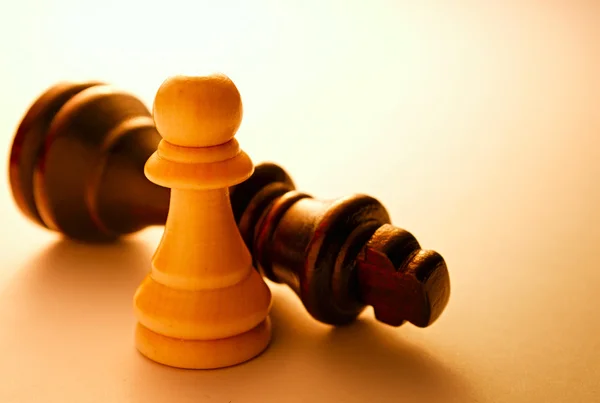 Närbild av två svarta och vita schackpjäser — Stockfoto