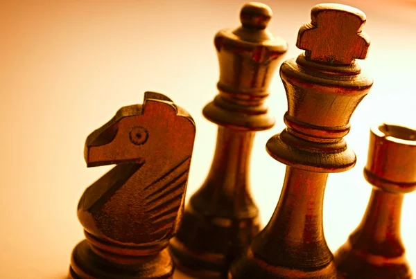 Närbild stående trä svart schackpjäser — Stockfoto