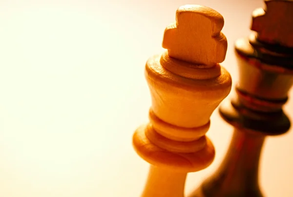 Macro Peça de xadrez rei de madeira em fundo branco — Fotografia de Stock