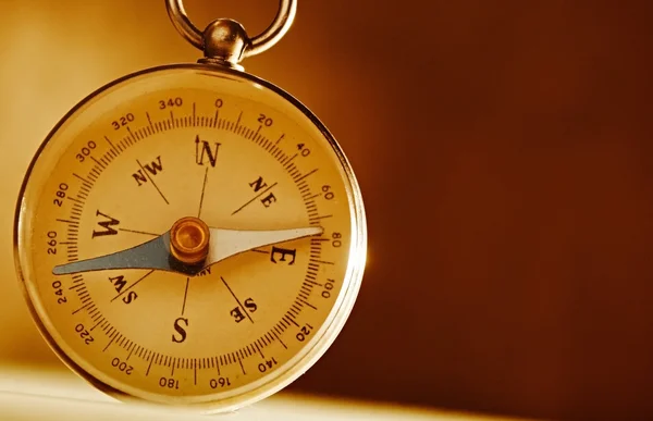 Magnetic compass against a vintage background — Stock Photo, Image