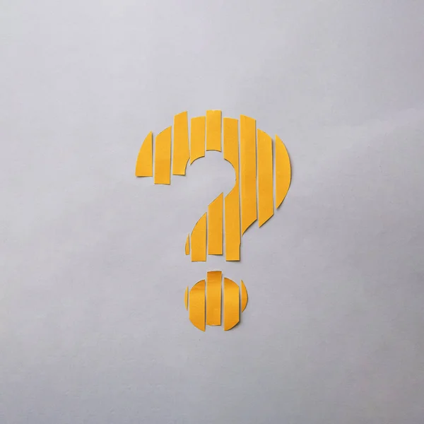 Kreatywny Minimalny Znak Zapytania Wykonany Żółtych Pasków Szarym Tle Wsparcia — Zdjęcie stockowe