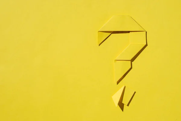 Katlanmış Kağıt Origami Soru Işaretinin Tek Renkli Sarı Arkaplanı Kavramsal — Stok fotoğraf