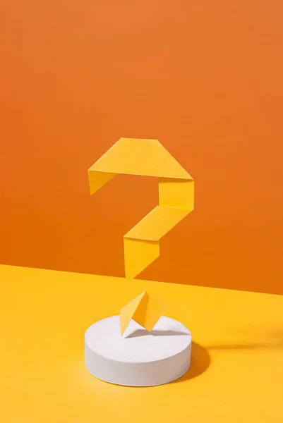 Sanatsal Sarı Turuncu Iki Ton Köşegen Origami Soru Işareti Dairesel — Stok fotoğraf