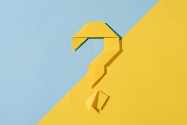 对角线双音背景上的黄色折纸问号 与中心的黄色和蓝色匹配 并有复制空间 — 图库照片