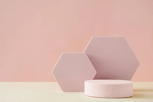 Formes Hexagonales Rondes Assises Sur Sol Sablonneux Contre Mur Rose — Photo