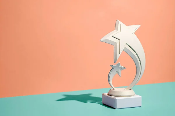 Dual Shooting Star Trophäe Oder Ornament Über Einem Diagonalen Zweifarbigen — Stockfoto