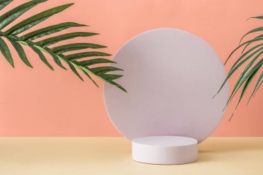 Sükunet veya tatil kavramı olarak yeşil yapraklar arasında yuvarlak beyaz bir podyum ve boş pastel mor bir plaka ile sanatsal sunum arka planı