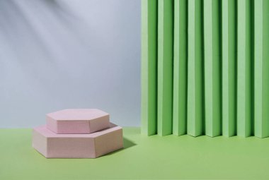 Podyum stand geometrik modeli ve sunum ve ürün veya kozmetik görüntüleme için kıvrımlı yeşil arkaplan