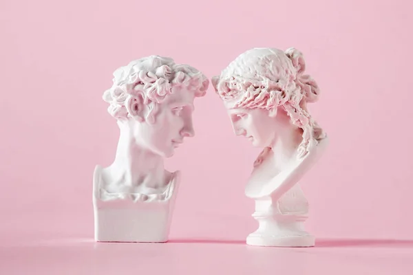 粉红背景的男人和女人的石膏古董半身像 爱情信托的概念和情人节 — 图库照片