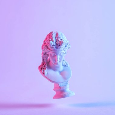 Yüzen antika bir Yunan ya da Roma büstünün monoton mor görüntüsü kare biçiminde fotokopi alanı ile