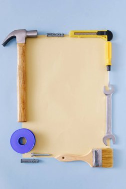 DIY donanım sınırı DY, yenileme veya bakım temalı kopyalama alanı ile bir Sınır Sayfası sarı kağıt çevreleyen